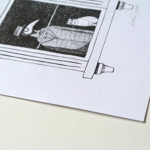 Może przedstawiać: Czarno-biały rysunek tuszem przedstawiający scenę z okna. Wewnątrz stoi postać w masce i kapeluszu lekarza dżumy, trzymająca parasol. W oknie widoczny jest kot. Grafika jest podpisana "Mika 2020".