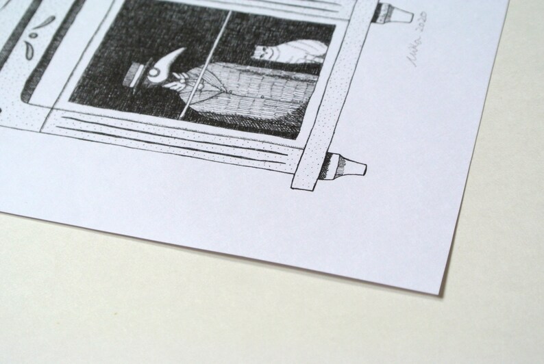 Może przedstawiać: Czarno-biały rysunek tuszem przedstawiający scenę z okna. Wewnątrz stoi postać w masce i kapeluszu lekarza dżumy, trzymająca parasol. W oknie widoczny jest kot. Grafika jest podpisana "Mika 2020".