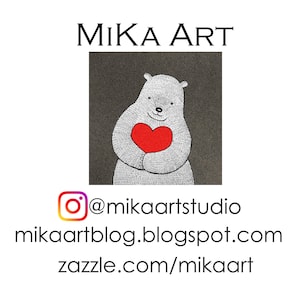 Może przedstawiać: Czarno-biała ilustracja niedźwiedzia trzymającego czerwone serce na ciemnoszarym tle. U g&oacute;ry napis "MiKa Art", poniżej linki do medi&oacute;w społecznościowych, w tym Instagram i adres bloga.