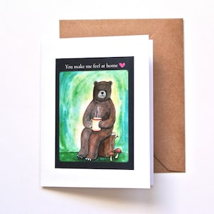 Jolie carte de voeux avec un ours, tu me fais me sentir comme chez moi, illustration d'un animal confortable avec une grande tasse, anniversaire d'amour, amitié ou carte de remerciement