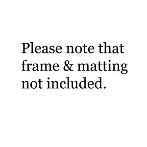 Może przedstawiać: Białe tło z czarnym tekstem: "Proszę pamiętać, że rama i passe-partout nie są wliczone."