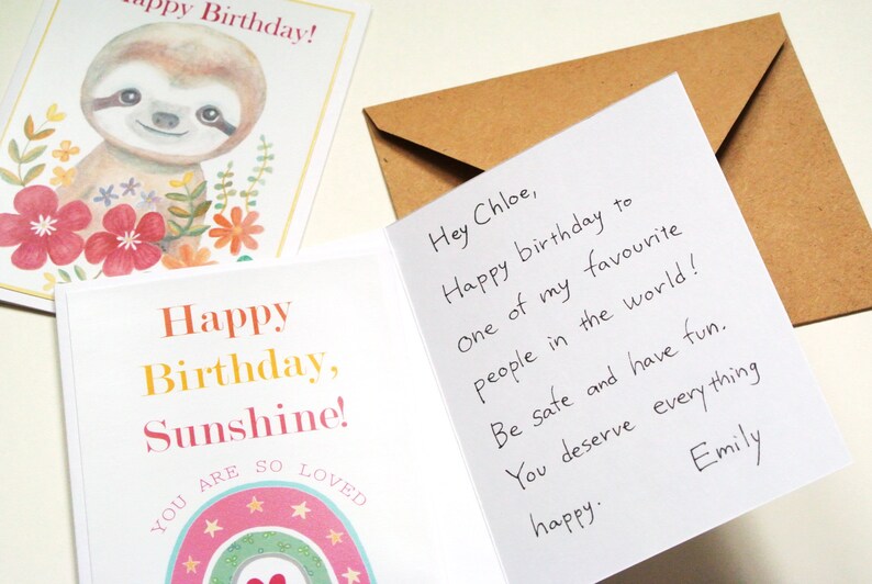 Op de afbeelding: Een wenskaart met een aquarelillustratie van een luiaard met bloemen, de tekst Happy Birthday, Sunshine, You are so loved en een regenboog. De binnenkant bevat een handgeschreven bericht aan Chloe, inclusief een bruine envelop.