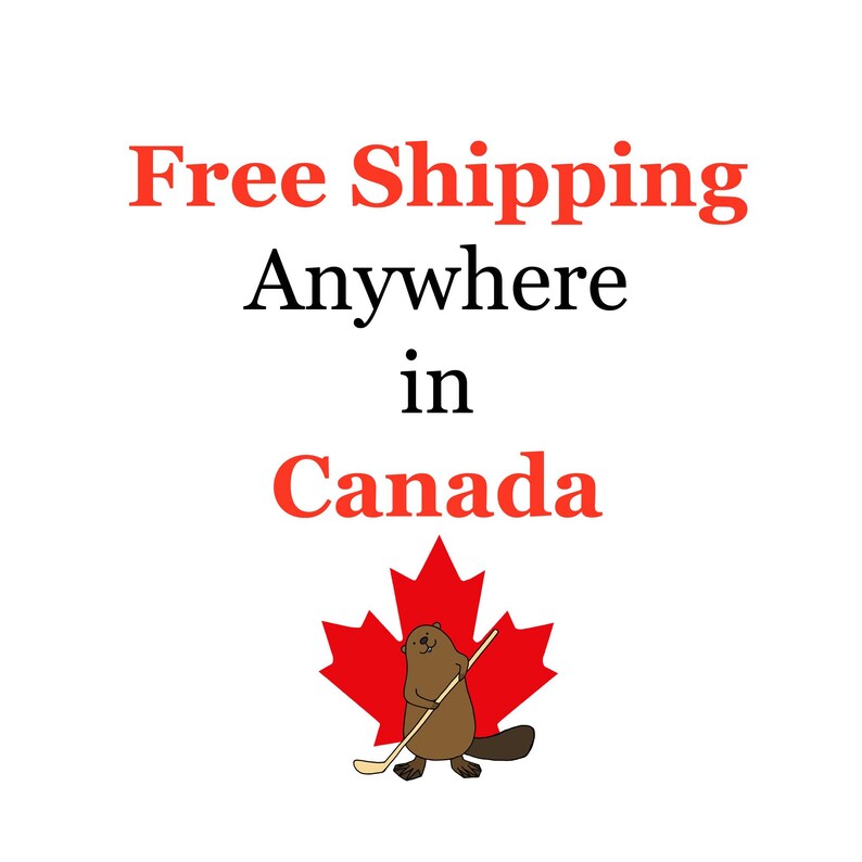 Może przedstawiać: Obraz z tekstem "Darmowa wysyłka w dowolne miejsce w Kanadzie" w czerwonej i czarnej czcionce. Kresk&oacute;wkowy b&oacute;br trzymający kij hokejowy stoi przed czerwoną liściem klonu.