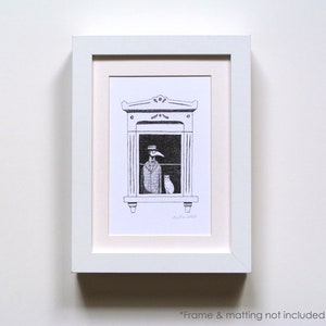Może przedstawiać: Oprawiona czarno-biała ilustracja przedstawia postać w masce lekarza zarazy i kota w oknie. Grafika jest w białej ramie z kremowym passe-partout. Styl rysunku jest szczeg&oacute;łowy i fantazyjny.