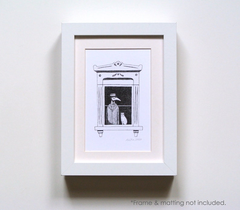 Może przedstawiać: Oprawiona czarno-biała ilustracja przedstawia postać w masce lekarza zarazy i kota w oknie. Grafika jest w białej ramie z kremowym passe-partout. Styl rysunku jest szczeg&oacute;łowy i fantazyjny.