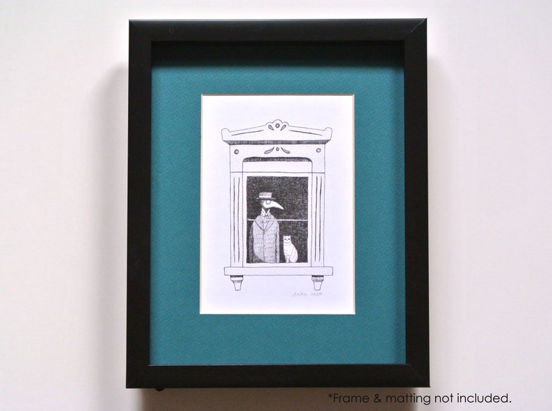Może przedstawiać: Czarna oprawiona grafika z ilustracją pi&oacute;rem i tuszem. Grafika przedstawia postać w oknie z kotem. Postać ma na sobie kapelusz i płaszcz. Grafika jest oprawiona w czarną ramę z zieloną matą.
