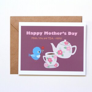 Carte de fête des mères Petit oiseau bleu, cadeau pour maman amateur de thé, joyeuse fête des mères de style rétro naïf, carte de jeu de mots, jolie théière florale pour l'heure du thé