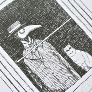 Może przedstawiać: Czarno-biała ilustracja postaci w masce i kapeluszu lekarza dżumy, trzymającej laskę, wyglądającej przez okno. Biały kot siedzi w oknie. Grafika jest szczeg&oacute;łowa.