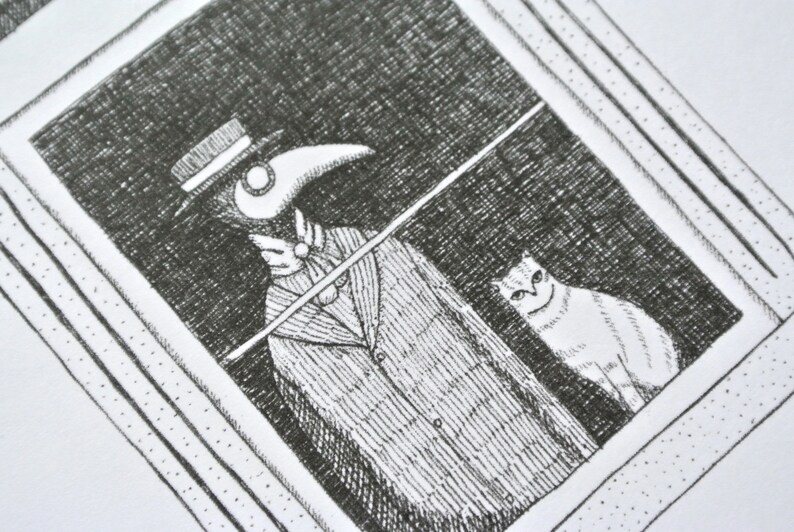 Może przedstawiać: Czarno-biała ilustracja postaci w masce i kapeluszu lekarza dżumy, trzymającej laskę, wyglądającej przez okno. Biały kot siedzi w oknie. Grafika jest szczeg&oacute;łowa.