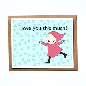 Peut inclure: Une carte avec un fond bleu clair et une bordure blanche. La carte représente une fille de dessin animé avec une robe rose et un chapeau rouge. Le texte "I love you this much!" est imprimé en noir sur la carte.