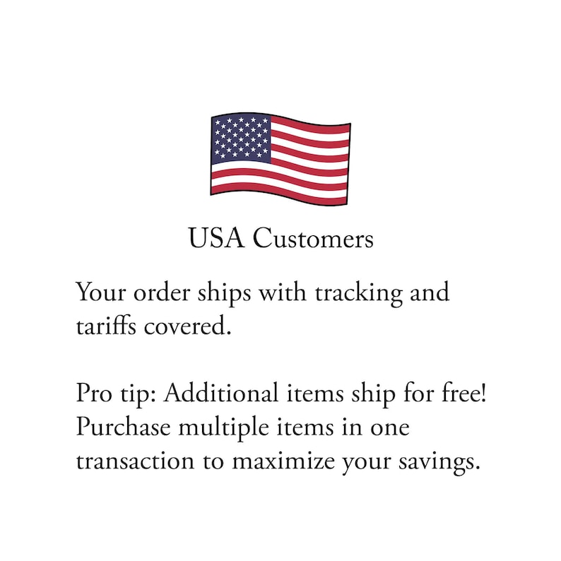 Op de afbeelding: Een grafische illustratie van de vlag van de Verenigde Staten met een blauw kanton met witte sterren en dertien horizontale rode en witte strepen, boven de tekst USA Customers, Your order ships with tracking and tariffs covered.