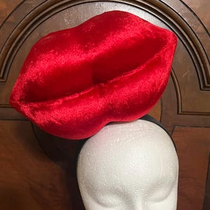 Kiss Lips Fascinator - Etsy display picture 2