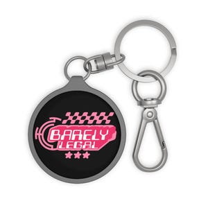 Llavero Barely Legal, regalo divertido para conductores noveles, accesorio de llavero, ficha para entusiastas de los coches, recuerdo único para fiestas, regalo de cumpleaños