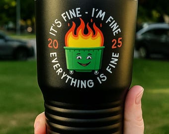 "It's fein, alles ist fein 30 Unzen - Dumpster Fire Geschenke für Männer und Frauen, lustiges Sarkasmus Geschenk für Familie, Freunde & Mitarbeiter