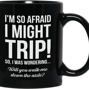 Caneca de Proposta "Me Acompanhe Até o Corredor" 11 oz Preta, Presente de Proposta Sentimental para Pai, Mãe ou Irmão