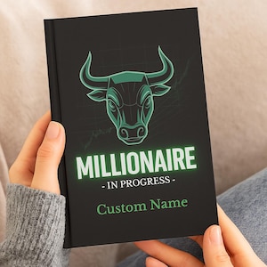 Pode incluir: Um diário preto com um gráfico de touro verde e a palavra "MILLIONAIRE" em branco. O texto "- IN PROGRESS -" e "Custom Name" também são exibidos. O diário é segurado nas mãos de uma pessoa.