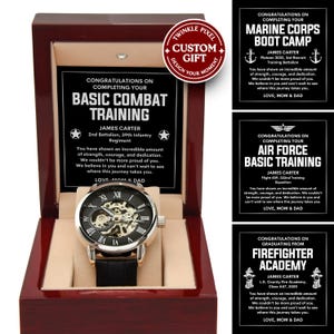 Puede incluir: Una caja de regalo de madera con un reloj con esfera negra y caja plateada. La caja contiene un mensaje personalizado para James Carter, felicitándolo por completar el entrenamiento básico de combate. Tarjetas adicionales lo felicitan por el Marine Corps Boot Camp, Air Force Basic Training y Firefighter Academy.