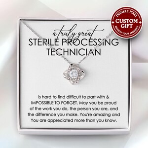 Puede incluir: Un collar de tono plateado con un colgante en forma de nudo que presenta una piedra redonda transparente, presentado en una caja de regalo blanca. La tarjeta interior dice: A truly great STERILE PROCESSING TECHNICIAN is hard to find difficult to part with & IMPOSSIBLE TO FORGET.