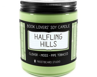 Halfling Hills︱Bougie pour les amoureux des livres︱Parfum de bougie de livre︱Bougie inspirée d'un livre︱Bougie littéraire︱Bougie de soja︱Fondant de cire︱Bougie parfumée︱Atelier Barbe de givre