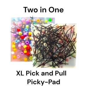 Op de afbeelding: Twee XL Pick and Pull Picky-Pads. Eén pad heeft kleurrijke kralen, de andere heeft zwarte strengen. De pads zijn vierkant en hebben de woorden "Two in One" en "XL Pick and Pull Picky-Pad" in zwarte tekst.