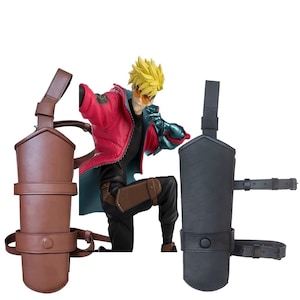 Puede incluir: Dos fundas de cuero para accesorios de cosplay o de disfraz. Una es marrón con una hebilla y la otra es negra con una correa.