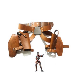Può includere: Una cintura da cosplay in pelle marrone con due tasche a fondina e una fibbia in metallo. La cintura è progettata per assomigliare a un personaggio di un film di fantascienza.