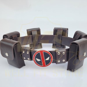 Op de afbeelding: Een bruine leren riem met meerdere zakjes en een gesp met het Deadpool-logo in rood en zwart.