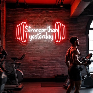 Letrero de neón &quot;Más fuerte que ayer&quot;, letrero de neón motivacional para gimnasio, decoración de pared para fitness, letrero LED para gimnasio, letrero de neón para gimnasio, decoración de gimnasio para el hogar, letrero de fitness