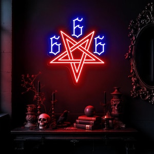 Può includere: Un'insegna al neon rossa e blu raffigurante un pentagramma con il numero 666. L'insegna è montata su una parete scura sopra un tavolo con decorazioni gotiche, tra cui un teschio, candele e libri.