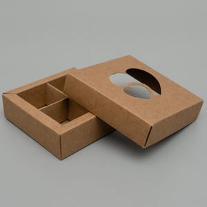 Kraft hartvormige vensterdoos met vakken, 4-delige snoepgeschenkdoos, chocoladetruffeldoos, milieuvriendelijke dessertcontainer, koekjesdoos