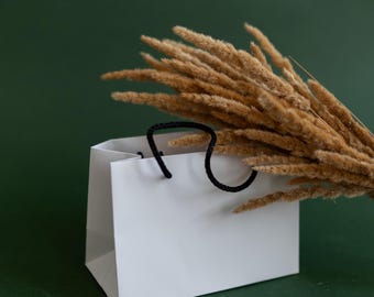 Bolsas de regalo de papel con asas, ideales para recuerdos de fiesta y empaques para bodas.