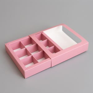Boîtes de bonbons roses avec couvercle et sections transparents, boîtes de bonbons lors d'événements spéciaux : enterrement de vie de jeune fille, mariage, douche nuptiale