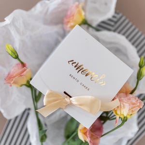 50 cajas de embalaje con su logotipo, cajas de embalaje individuales para pasteles pequeños, cajas personalizadas con relieve o impresión a color, cajas con lazo