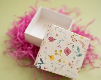 Presentförpackning med blommigt tryck i kartong med lock