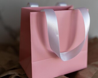 Sacs en papier avec logo personnalisé avec poignées en ruban, sacs de marchandise personnalisés