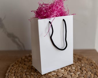 Bolsas de papel personalizables con asas de cordón, embalaje de marca.