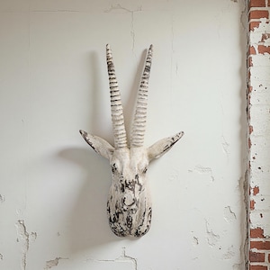 Rustic Antelope Head Wall Mount: Vintage Farmhouse Decor