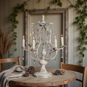 Vintage-Kristallleuchter: Tischdekoration im Shabby-Chic-Stil im französischen Landhausstil