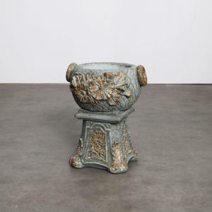Vintage Floral Garden Planter: Antique-Finish Outdoor Urn