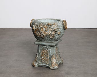 Vintage Floral Garden Planter: Antique-Finish Outdoor Urn