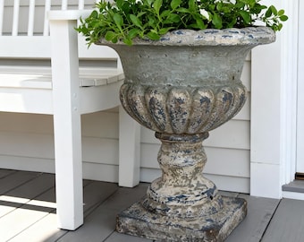 Macetero rústico francés con urna: jarrón azul grisáceo desgastado, decoración de jardín estilo granja