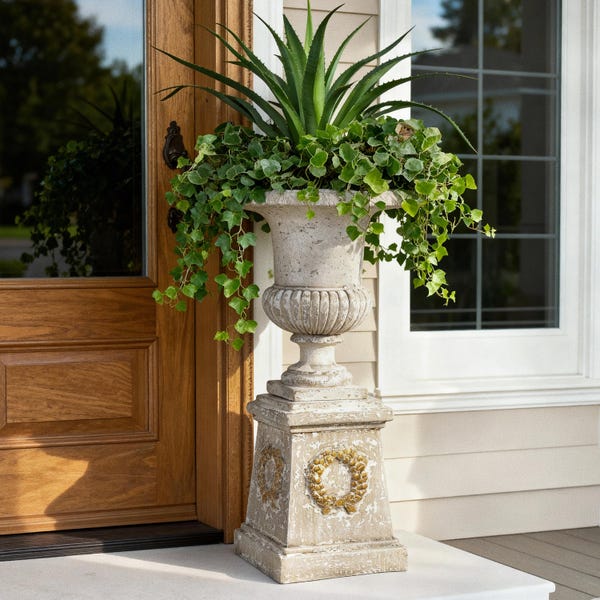 Maceta francesa vintage con pedestal: decoración clásica y alta para jardín con acabado en piedra envejecida.