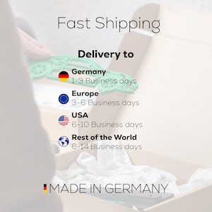 Flyer mit Fast Shipping und Lieferzeiten: Deutschland 1–3 Tage, Europa 3–6 Tage, USA 6–10 Tage, Rest der Welt 6–14 Tage. Hintergrund zeigt Modellauto-Verpackung. Unten steht Made in Germany mit Deutschlandflagge.