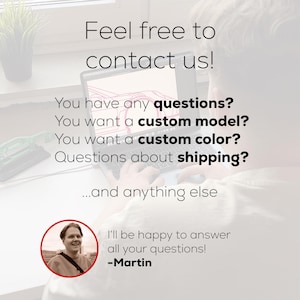 Flyer mit Feel free to contact us!. Themen: individuelle Modelle, Farben, Versand. Porträt von Martin mit Text: I'll be happy to answer all your questions! – Martin. Hintergrund zeigt Arbeitsplatz mit Computer und Modellauto.