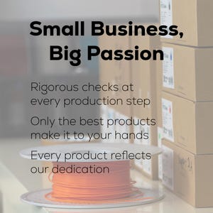 Flyer mit small business big passion!. Themen: Qualitätskontrolle und unsere Qualitätsstandards. Hintergrund zeigt Arbeitsplatz mit Filament.