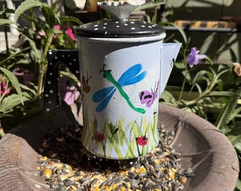 Cafetera vintage pintada a mano – Decoración de jardín original / Regadera, maceta y jarrón floral