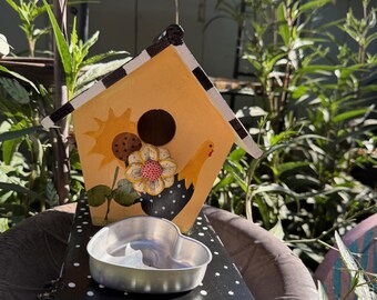 Casita para pájaros de madera pintada a mano / Decoración de granja con girasoles y gallinas / Regalo a cuadros blancos y negros