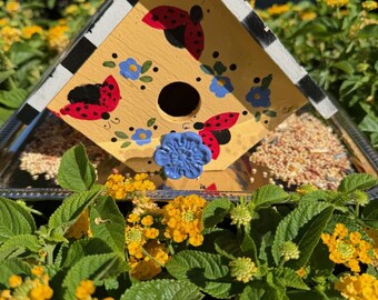Casita para pájaros amarilla y original con bandeja para semillas – Decoración de jardín pintada a mano