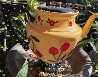 Tetera pintada a mano en color cereza amarilla / Decoración de cocina rústica y original / Regadera, jarrón y accesorios para el hogar de inspiración vintage