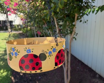 Maceta colgante con forma de tapa de molde para pastel pintada a mano y con diseño de mariquita amarilla / Decoración de jardín única